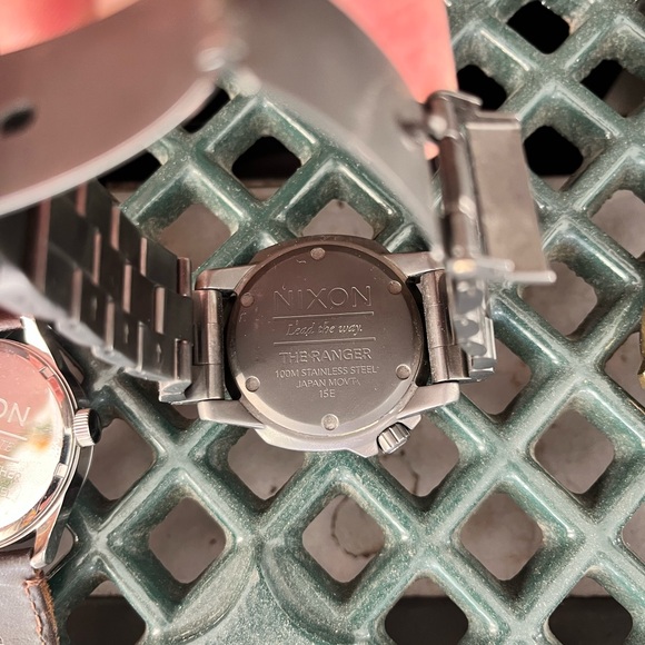 4 Nixon watches. In good condition. 
All but the digital need new batteries. - Picture 4 of 4